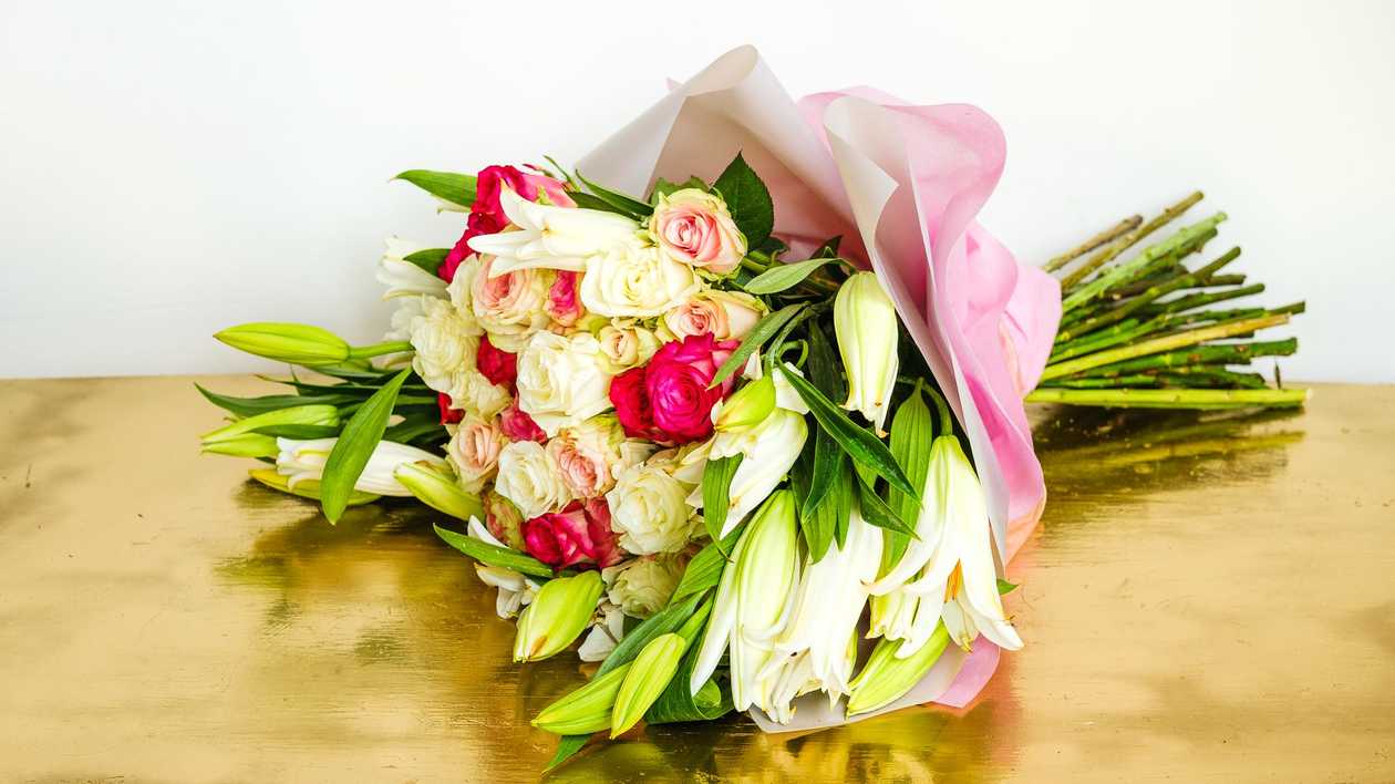 Μπουκέτο Με 20 Τριαντάφυλλα Και Oriental Lilly