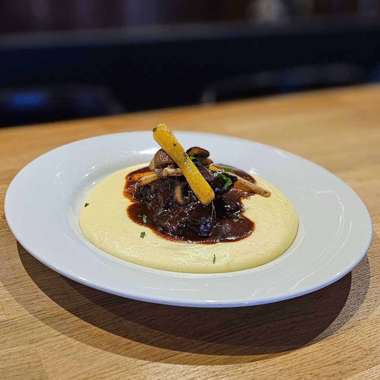 250g Marinovaná líčka na červeném víně, demi glace základ, kořenová zelenina, bramborová kaše