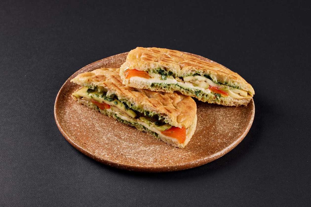 Toast cu mozzarella și legume