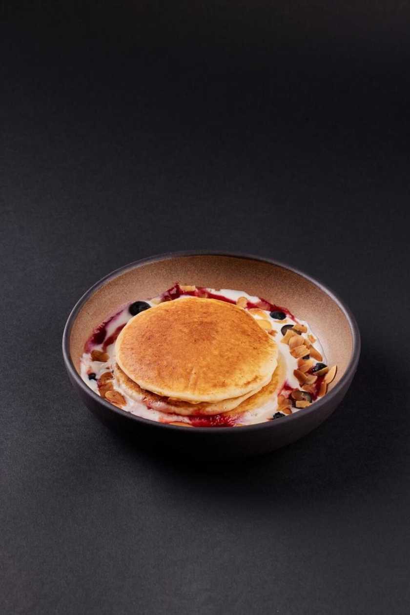 Pancakes americane din orez cu sos de zmeură