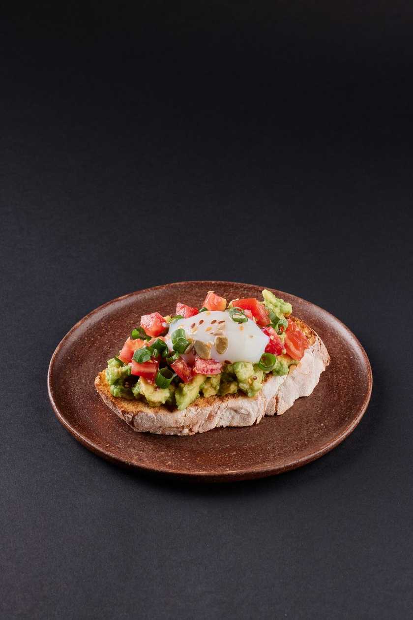 Toast cu Avocado și Ou Poșat