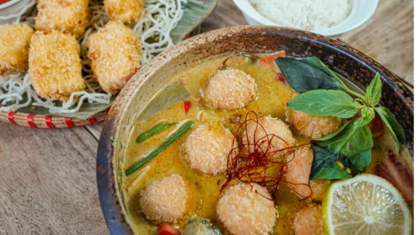 Tofu w panierowane w curry i mleku kokosowym