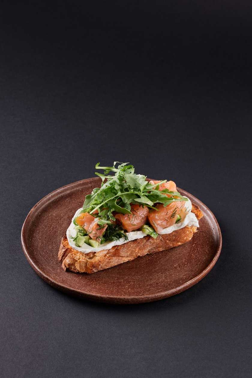 Toast cu Somon și Cremă de Brânză