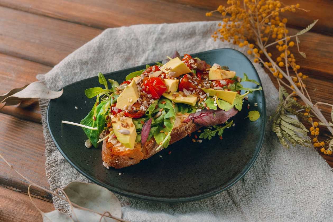 Toast cu humus și roșii prăjite