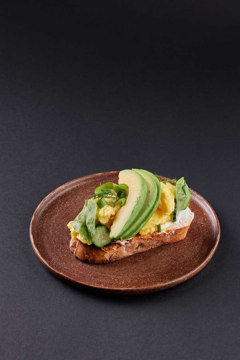 Toast Vegetarian cu ou scrambled și avocado