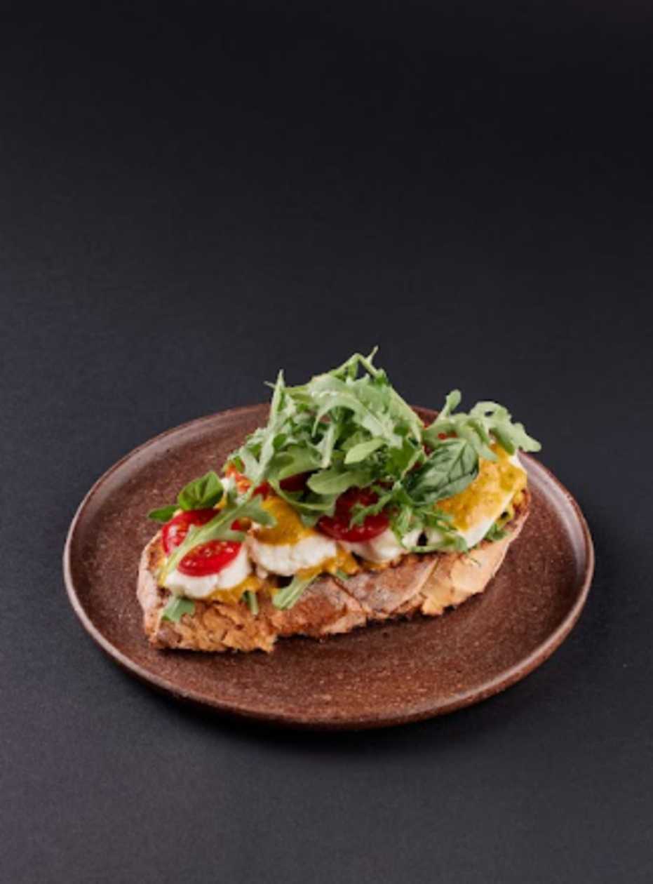 Toast cu mozzarella și roșii cherry