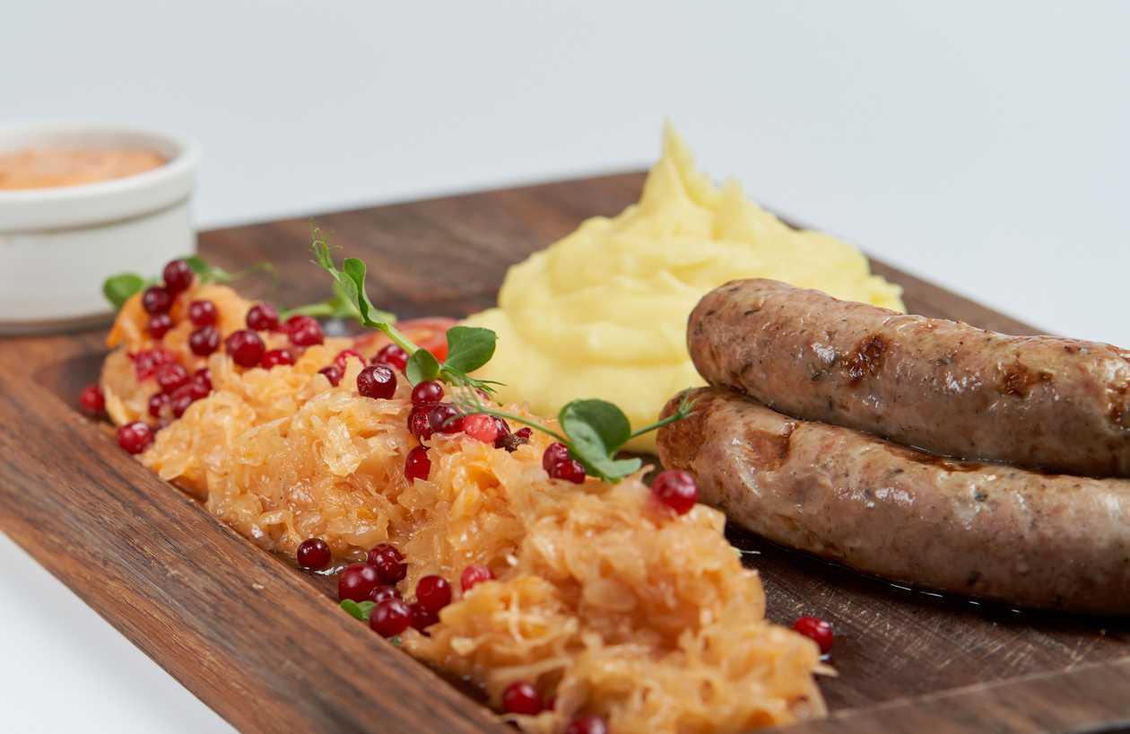 Mājas kupāti ar kartupeļu biezeni, štovētiem kāpostiem, brūklenēm un adžikas mērci (300 g)