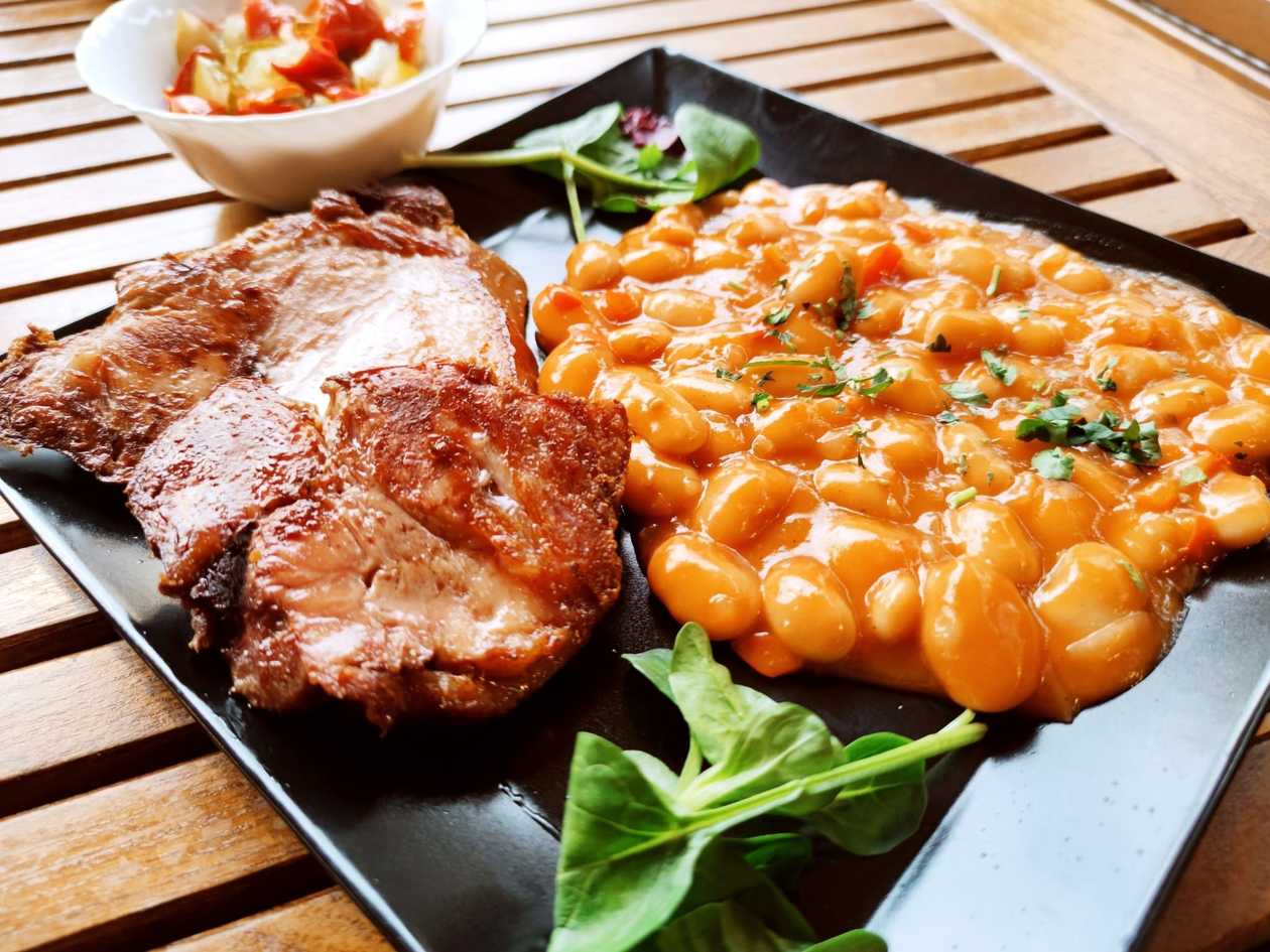 Boneless knucle with bean stew and pickle salad