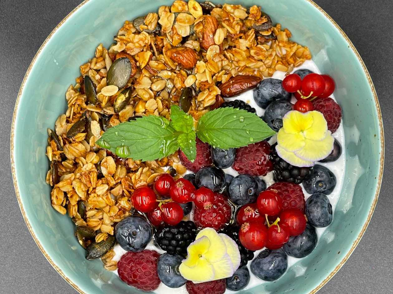 Pieczona granola z jogurtem, owocami, pestkami i migdałami