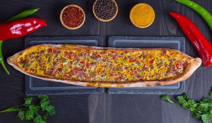 QUSBASİLİ YUMURTALI PİDE    (45 cm.)