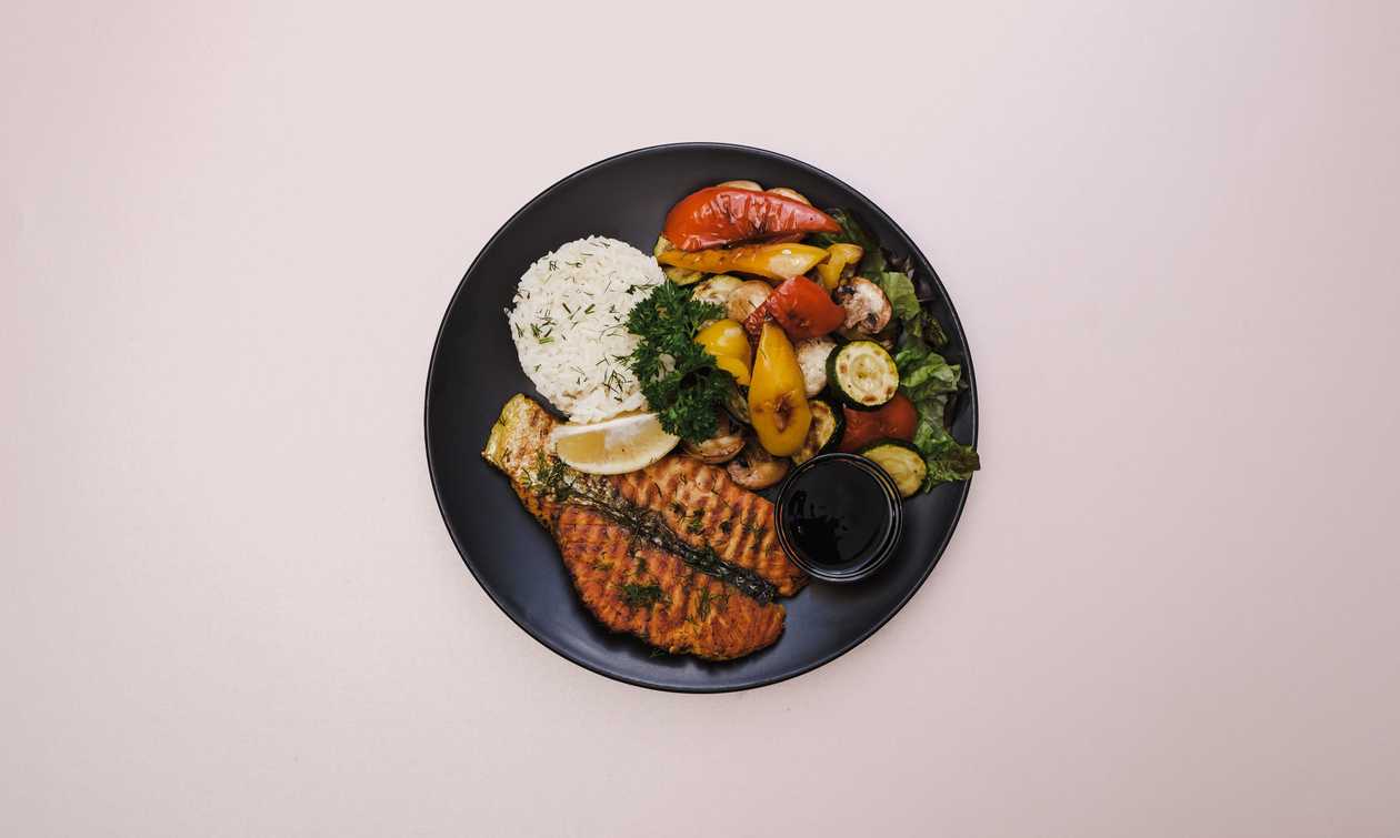 Grilled salmon (Choose a garnish)