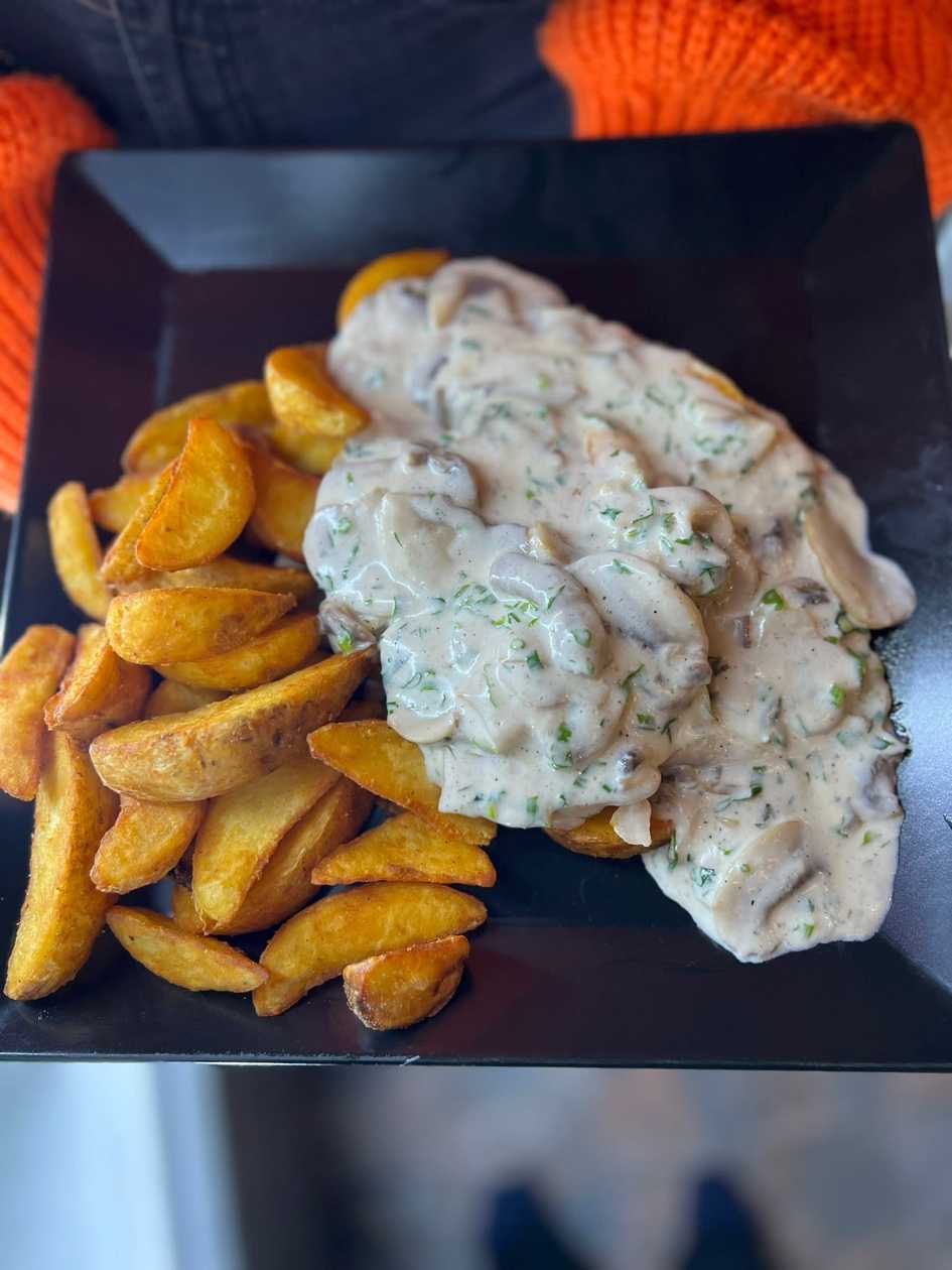 Chicken breast with mushroom sauce and potato wedges