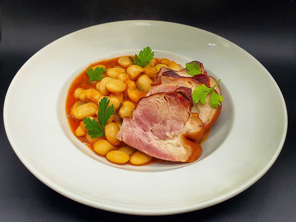 Beans stew with knuckle