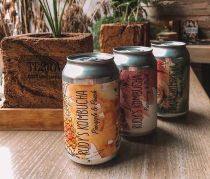 Kombucha with pineapple-peach flavour