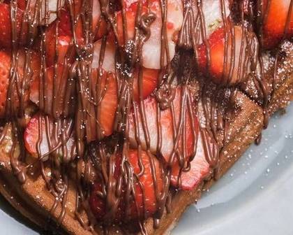 Waffle with Strawberries and Nutella