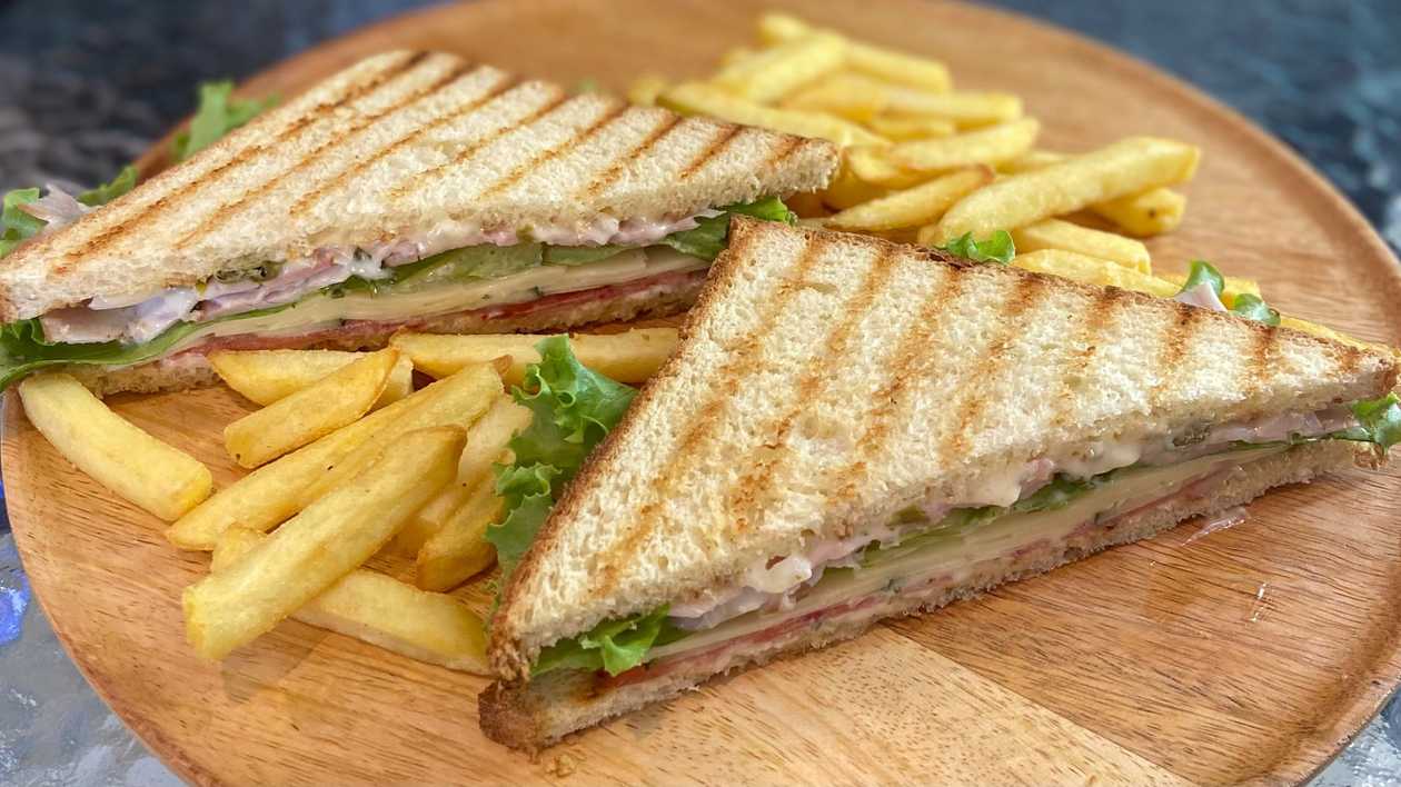 Club Lunch Box + Soft Drink FOR FREE 🎁