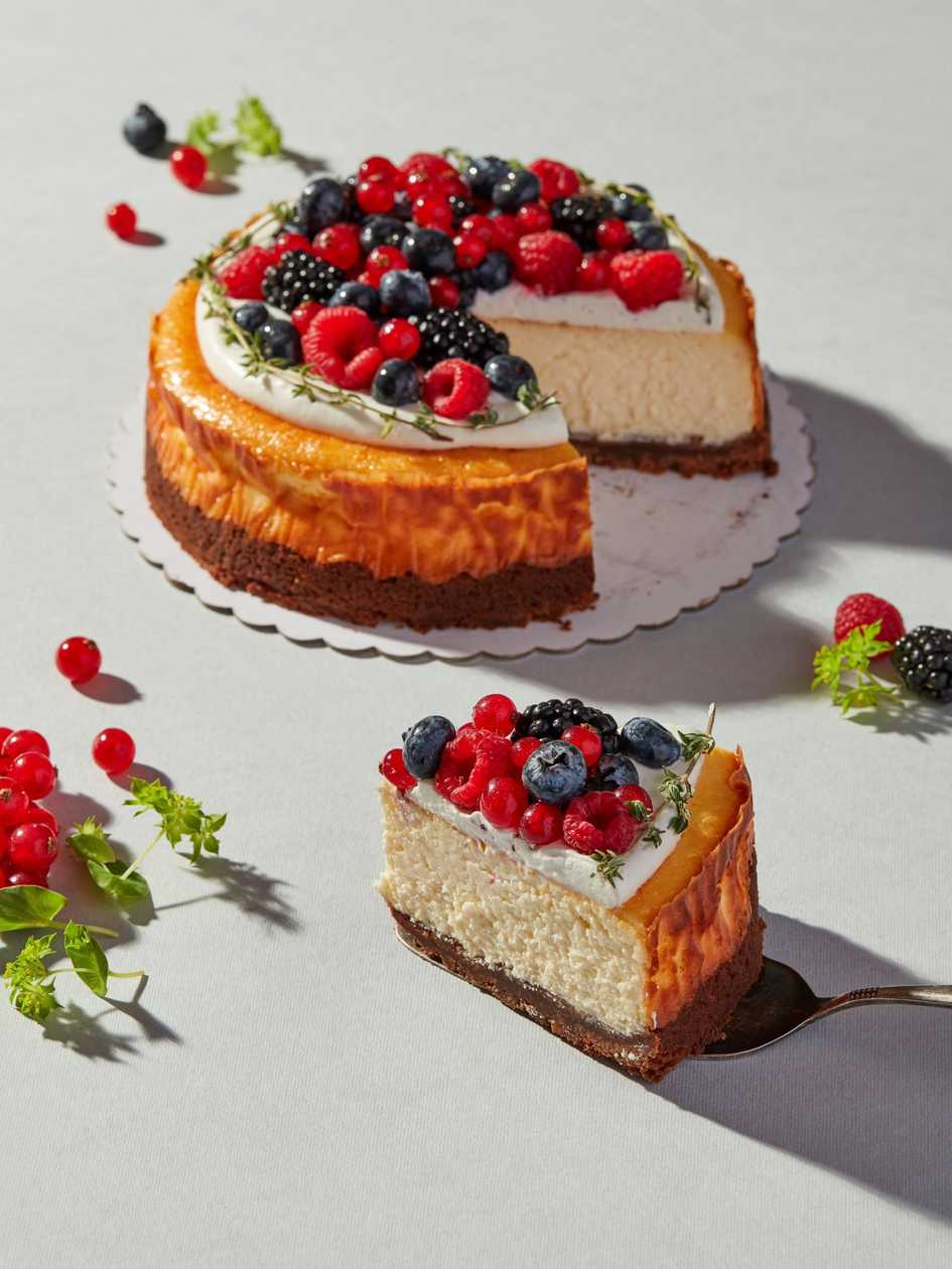 Cheesecake copt cu fructe (felie)