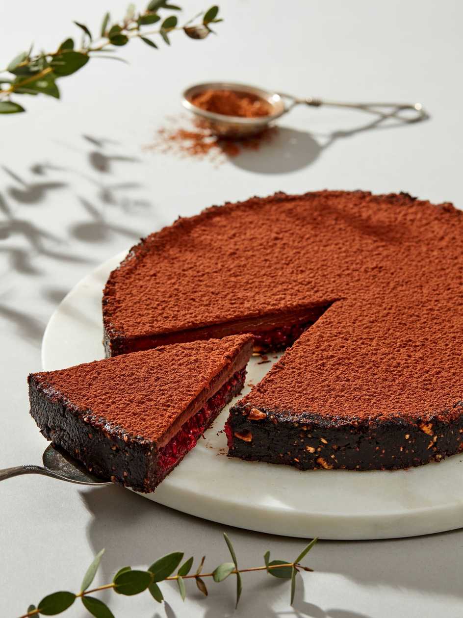 Tarta vegana cu ciocolata si insertie de zmeura (felie)