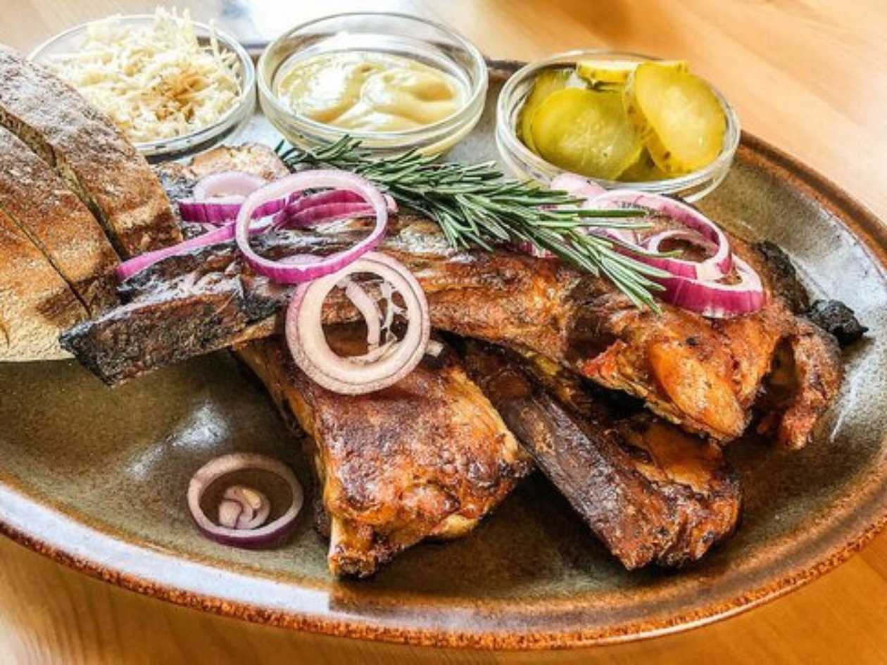 750g Pečená vepřová žebra(hořčice, křen, chléb)