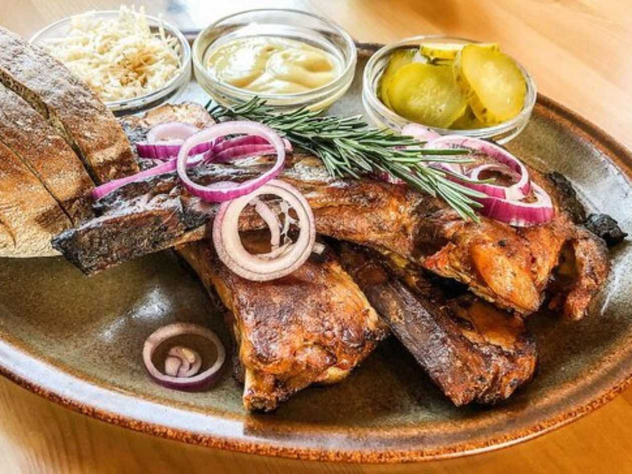 1250g Pečená vepřová žebra(hořčice, křen, chléb)