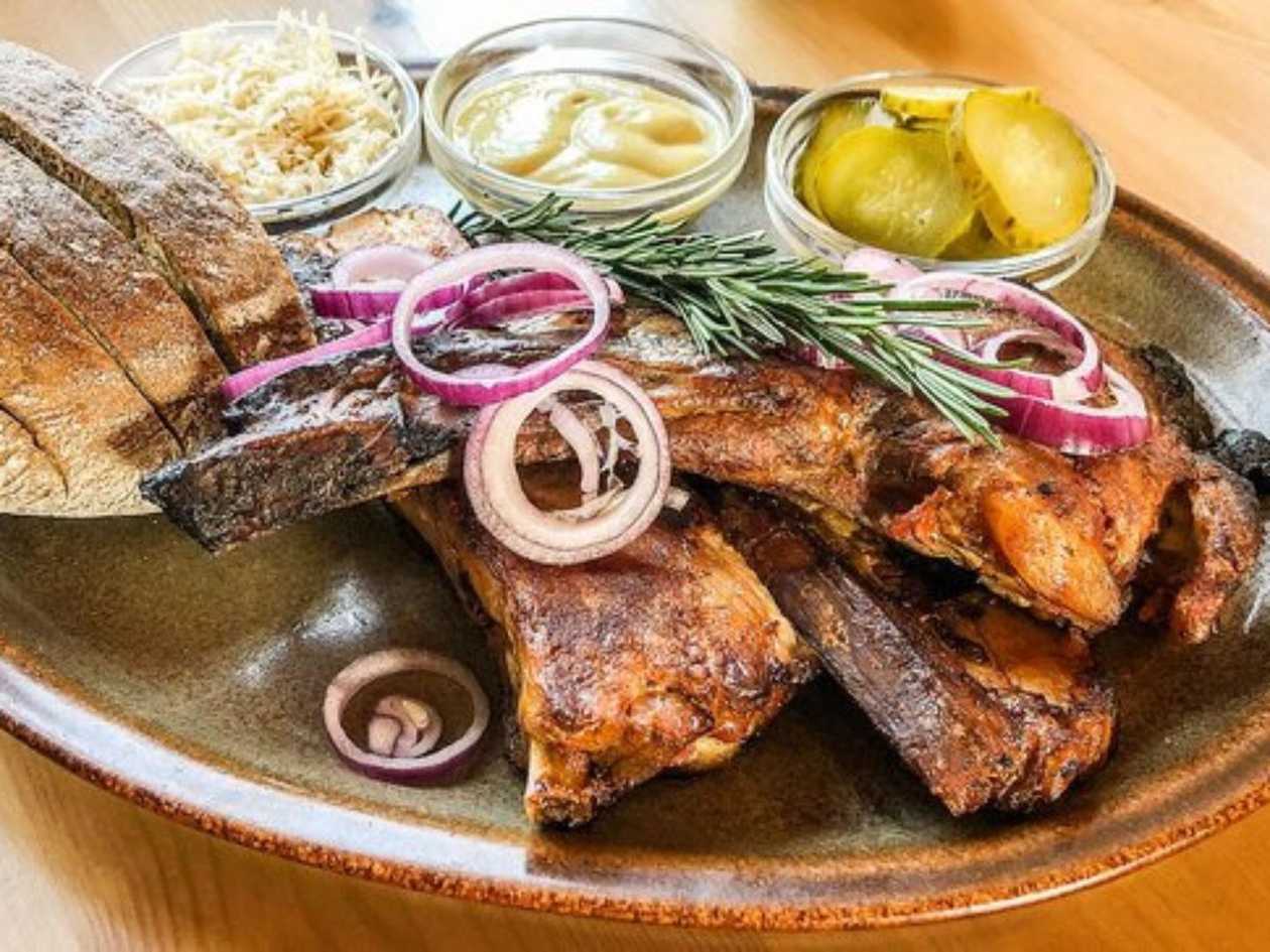 1500g Pečená vepřová žebra(hořčice, křen, chléb)