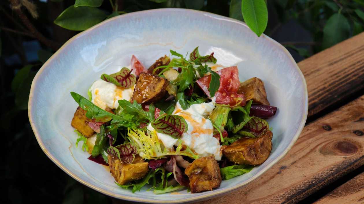Salad with eggplant and Strachtella