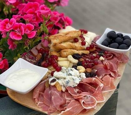 Special plate with meat and cheese 350 g