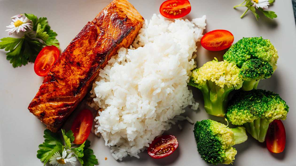 Honey-glazed salmon with rice and broccoli 350 g