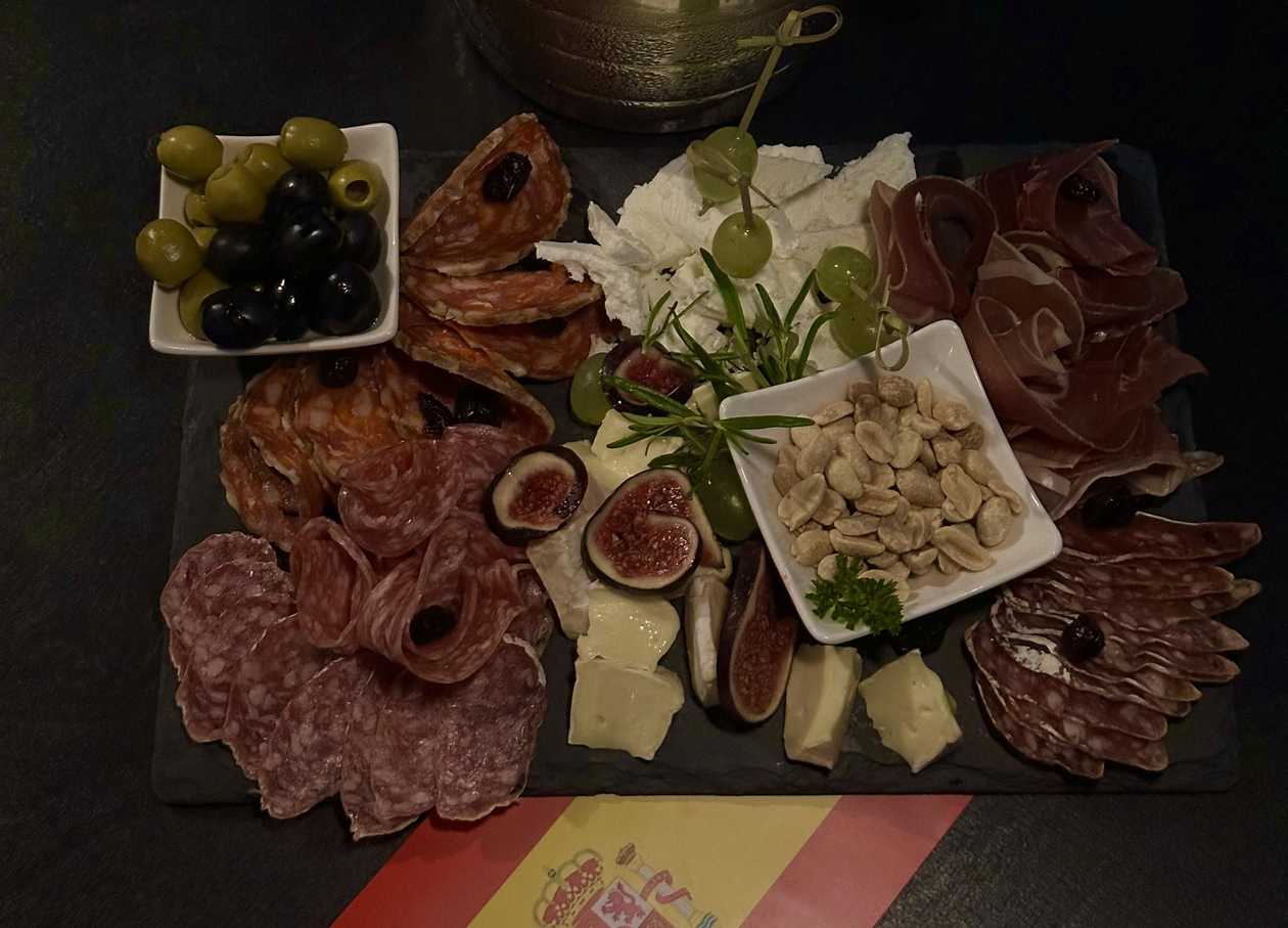 Special plate with Spanish delicacies 350 g