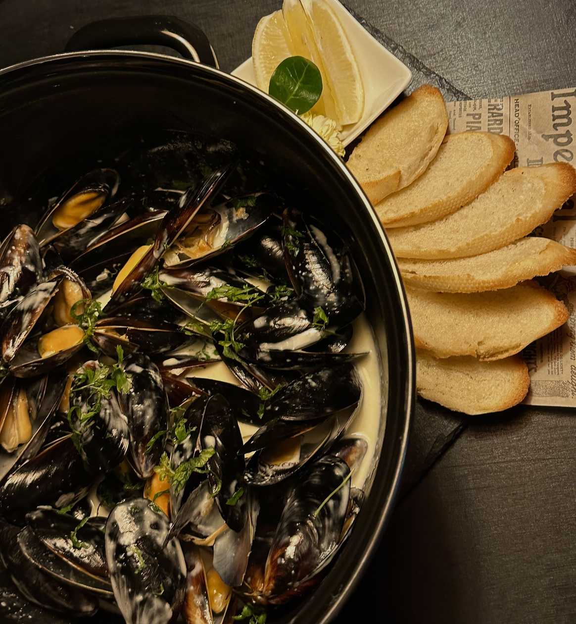 Mussels in white wine and sweet cream sauce with blue cheese