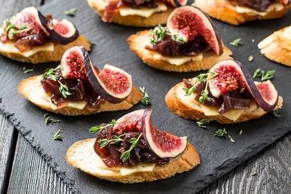 Bruschetta with figs and caramelized onions