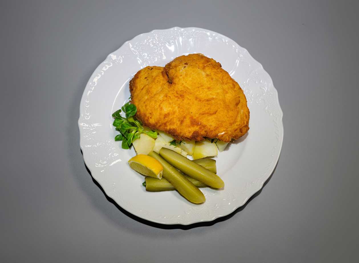 Fried chicken/pork schnitzel, cooked potato