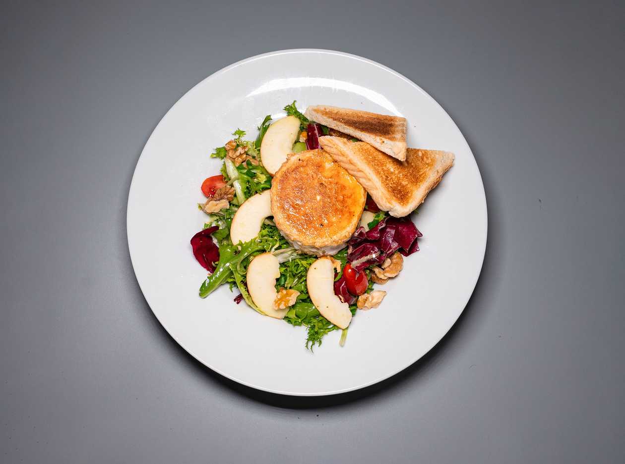 Salad with grilled goat cheese and walnuts