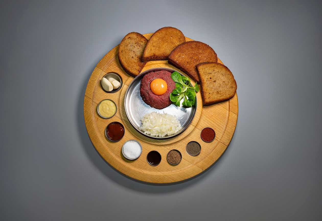 Steak tartare, toasts with garlic