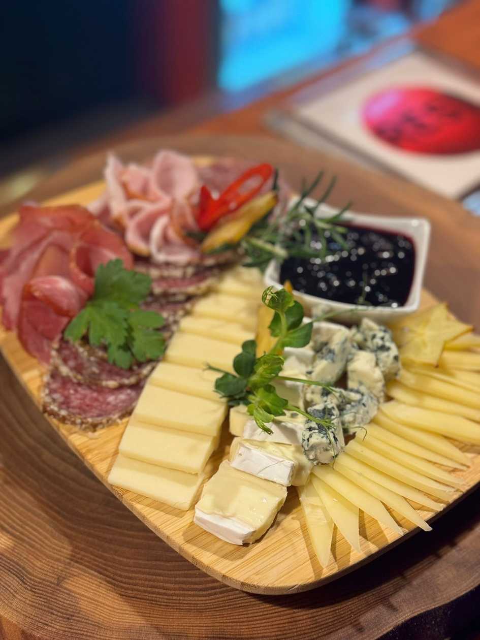 Plate with meat and cheese 350 g
