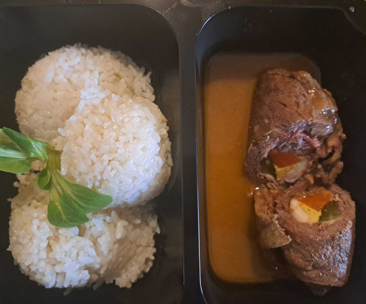 Španielský plnený vtáčik(salámkou, slaninkou, vajíčkom a kyslou uhorkou)(  hovädzí), ryža