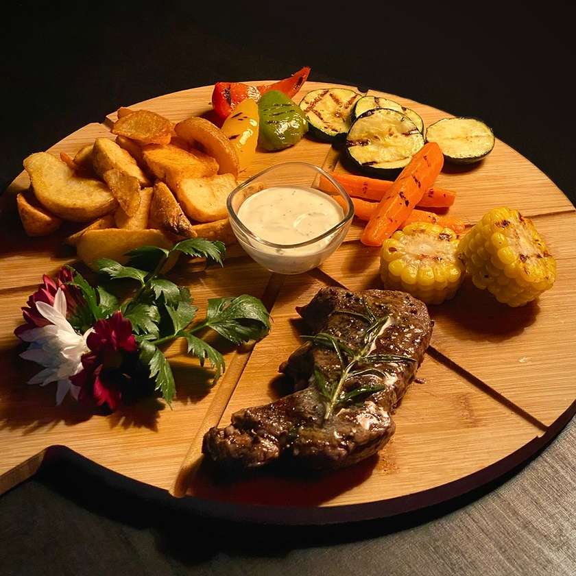 Rest branded dish - beef steak with rosemary butter and potato wedges 350 g