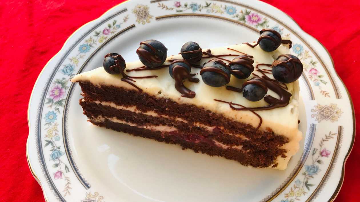 Bezlepková torta s bielou čokoládou a lesným ovocím