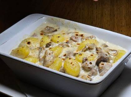 Gnocchi con carne di maiale e funghi