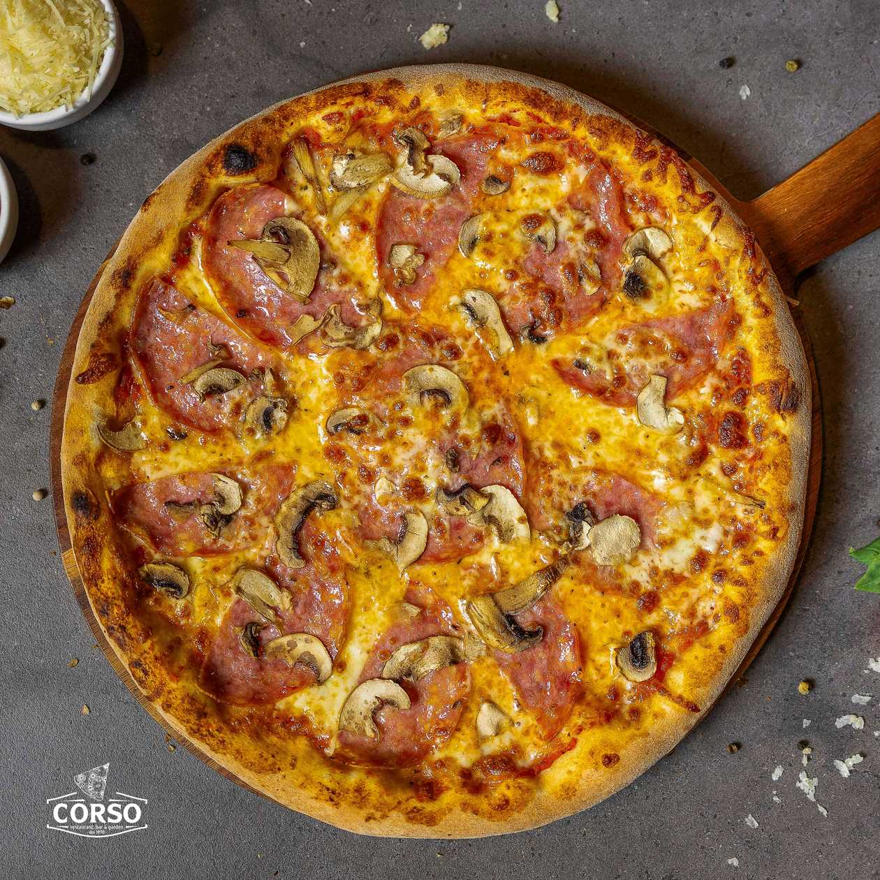 Salami pizza