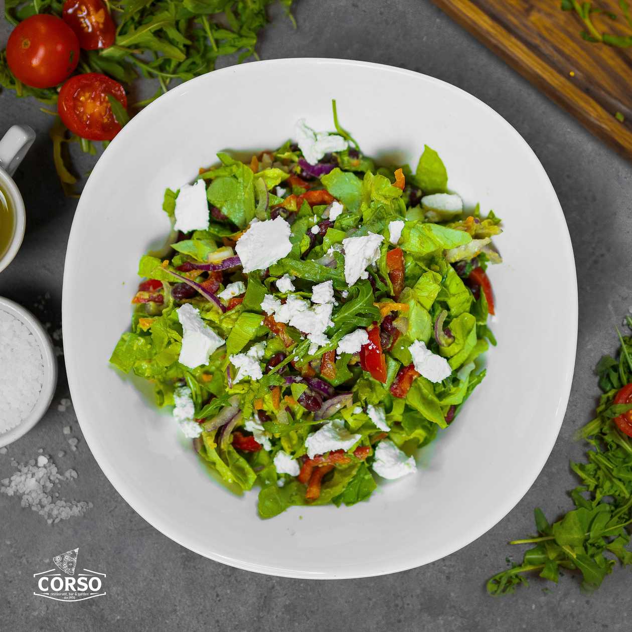 Salad with red beans and goat cheese