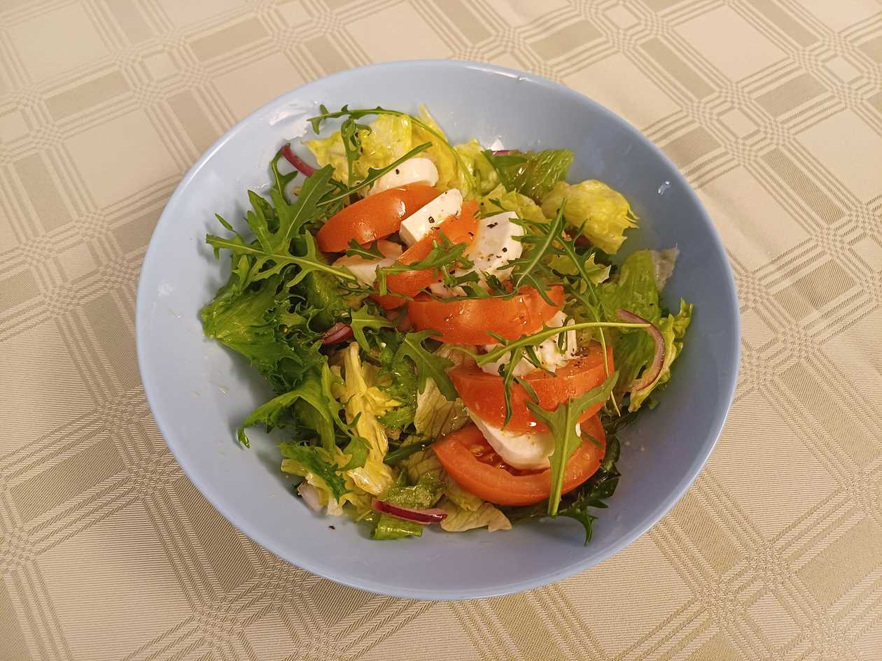 Roheline salat mozzarella ja tomatiga