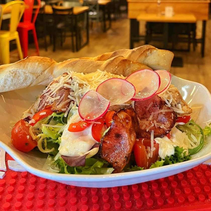 Salad with Chicken and Bacon Chips