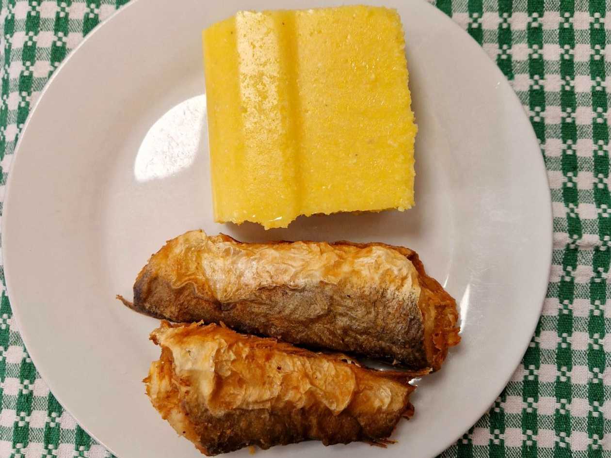 Fried merluccius with polenta