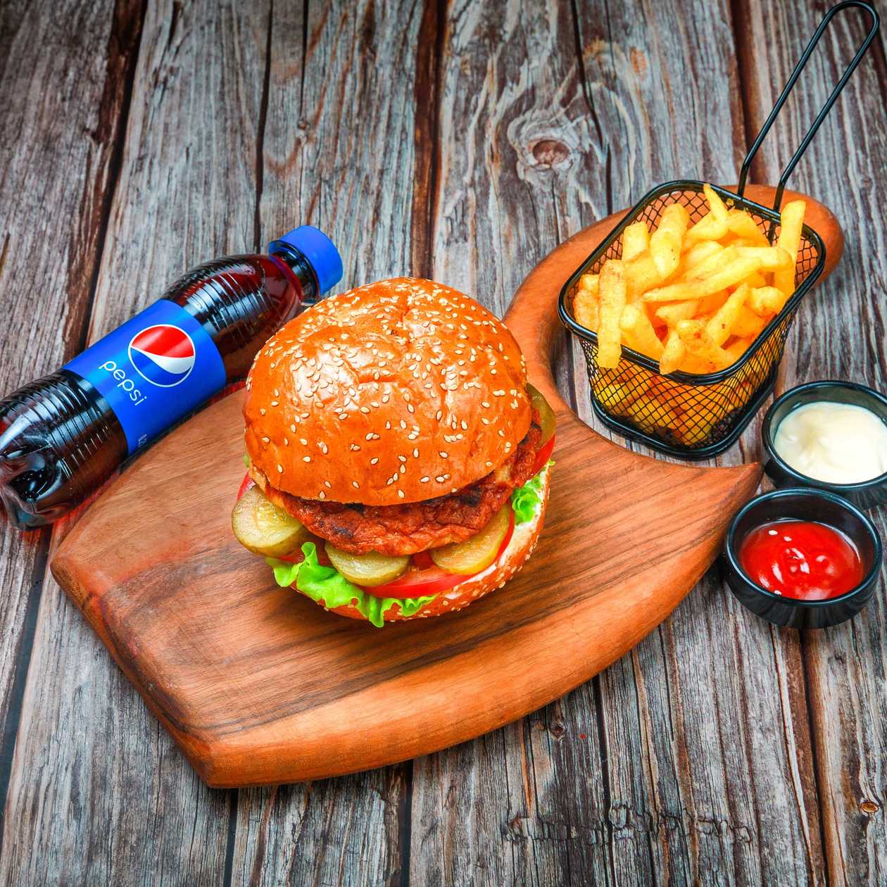 Burger (Toyuq) + Kartof fri + Pepsi® 250ml