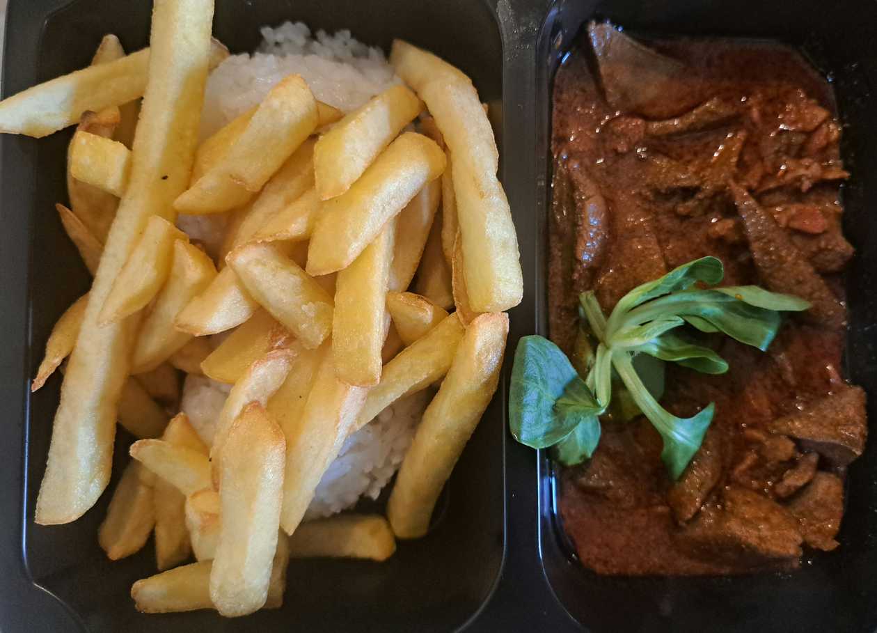 Restovaná sedliacká pečeň so slaninkou, ryža/hranolky