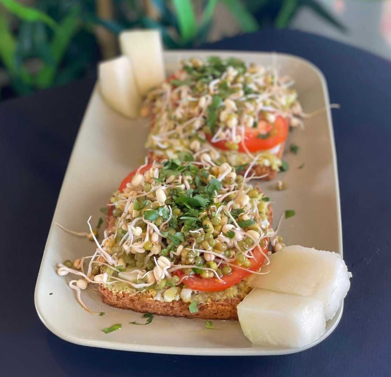 Torrada com Ovo, Abacate, Tomate, Coentros e Rebentos