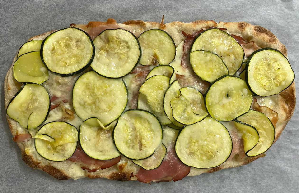 Speck and zucchini pinsa