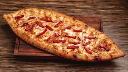 Sucuklu Pide