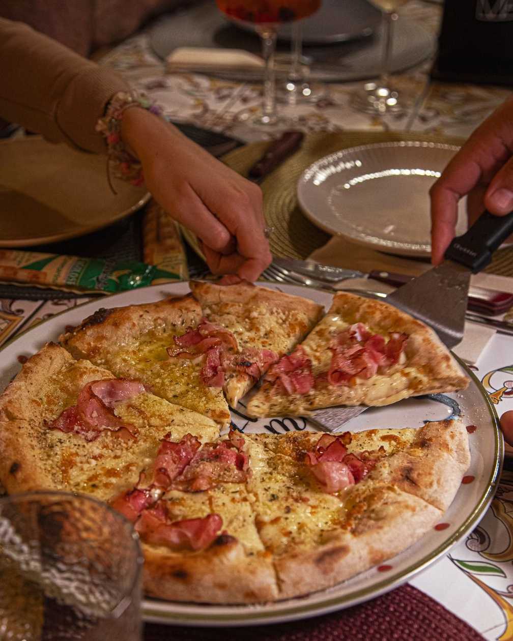Pizza de alho com queijo e bacon